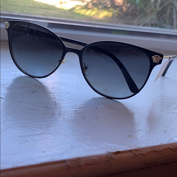 Versace polarized unisex/woman’s glasses. BrandNWT main image 4